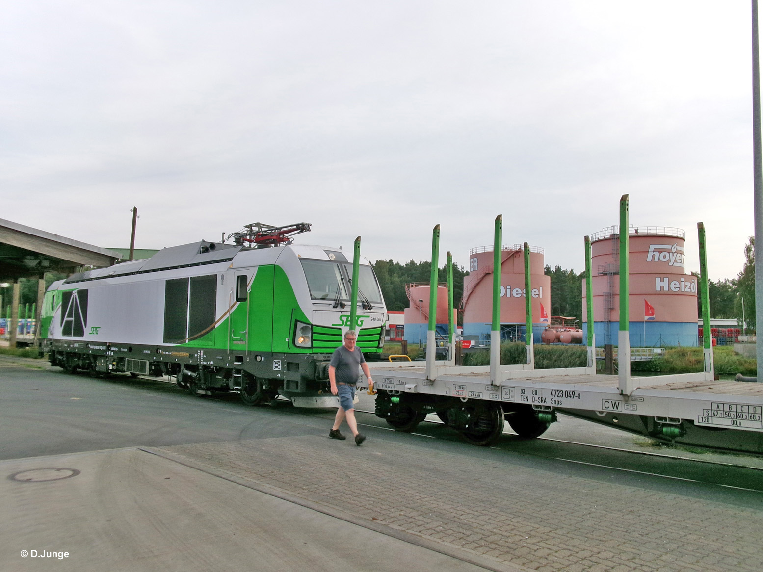 BR 248 mit Rungenwagen im Wittinger Hafen